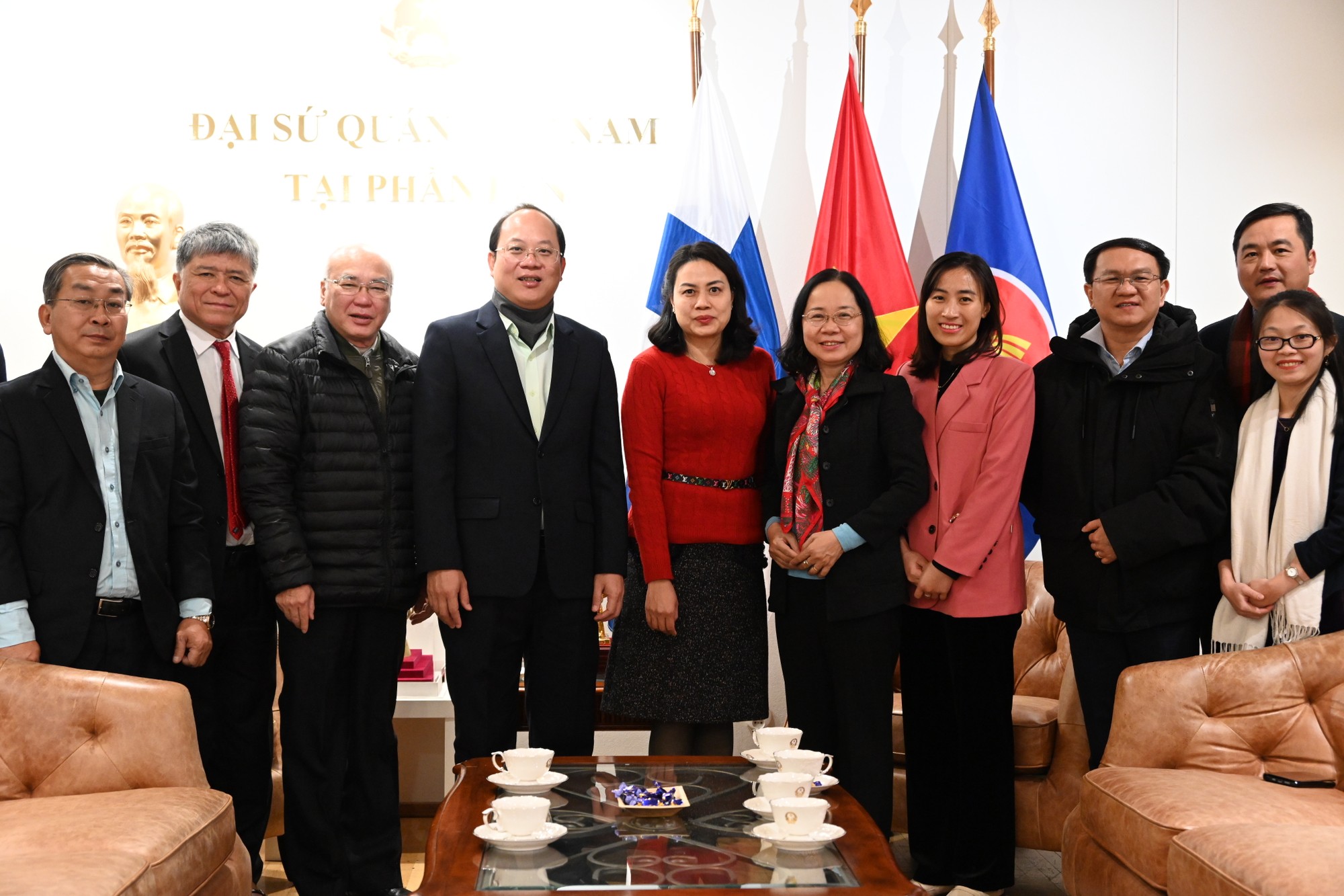 Đoàn đại biểu TP. Hồ Chí Minh chụp hình lưu niệm cùng cán bộ, nhân viên Đại sứ quán Việt Nam tại Phần Lan.